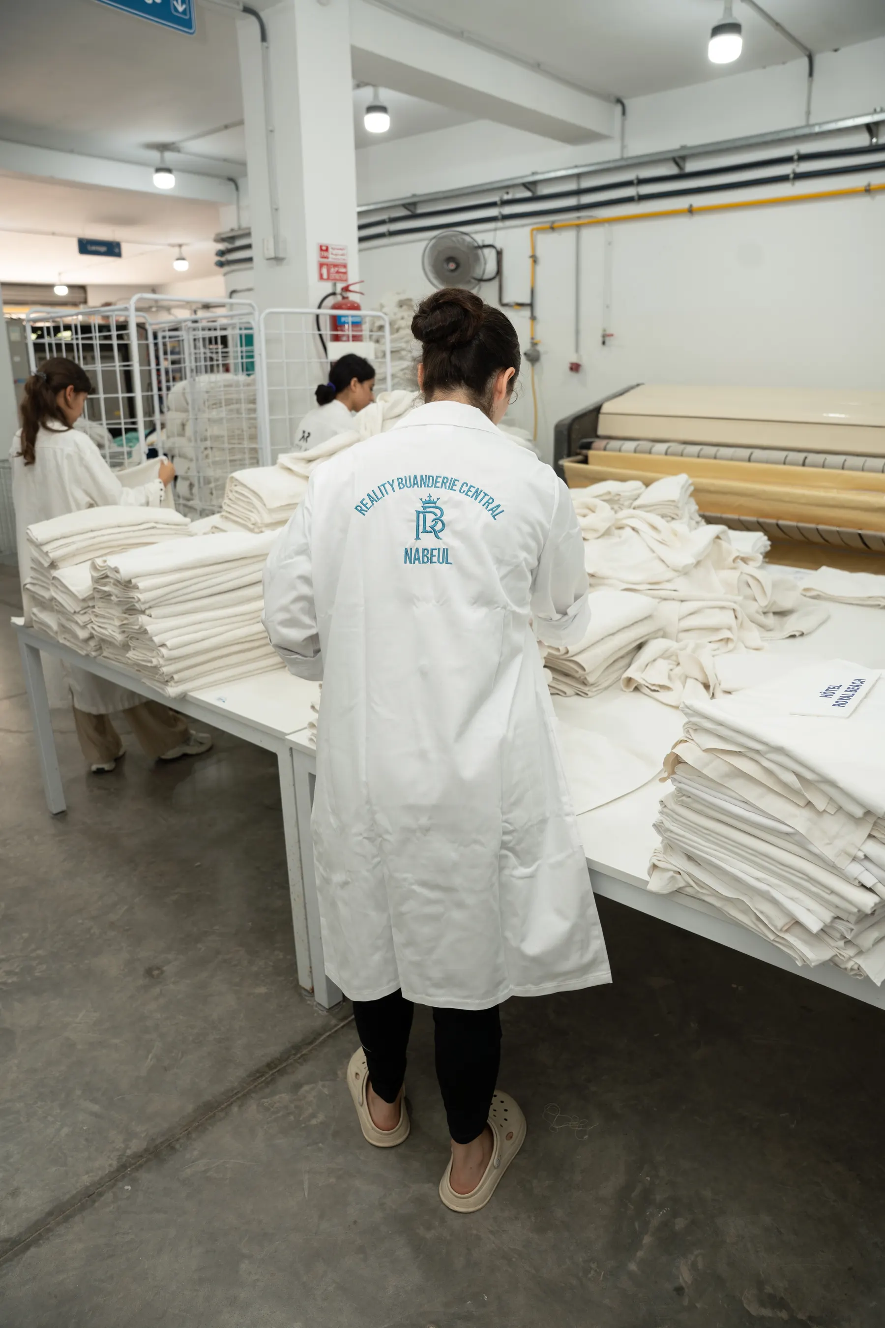 Équipe pliant le linge chez Reality Buanderie Central